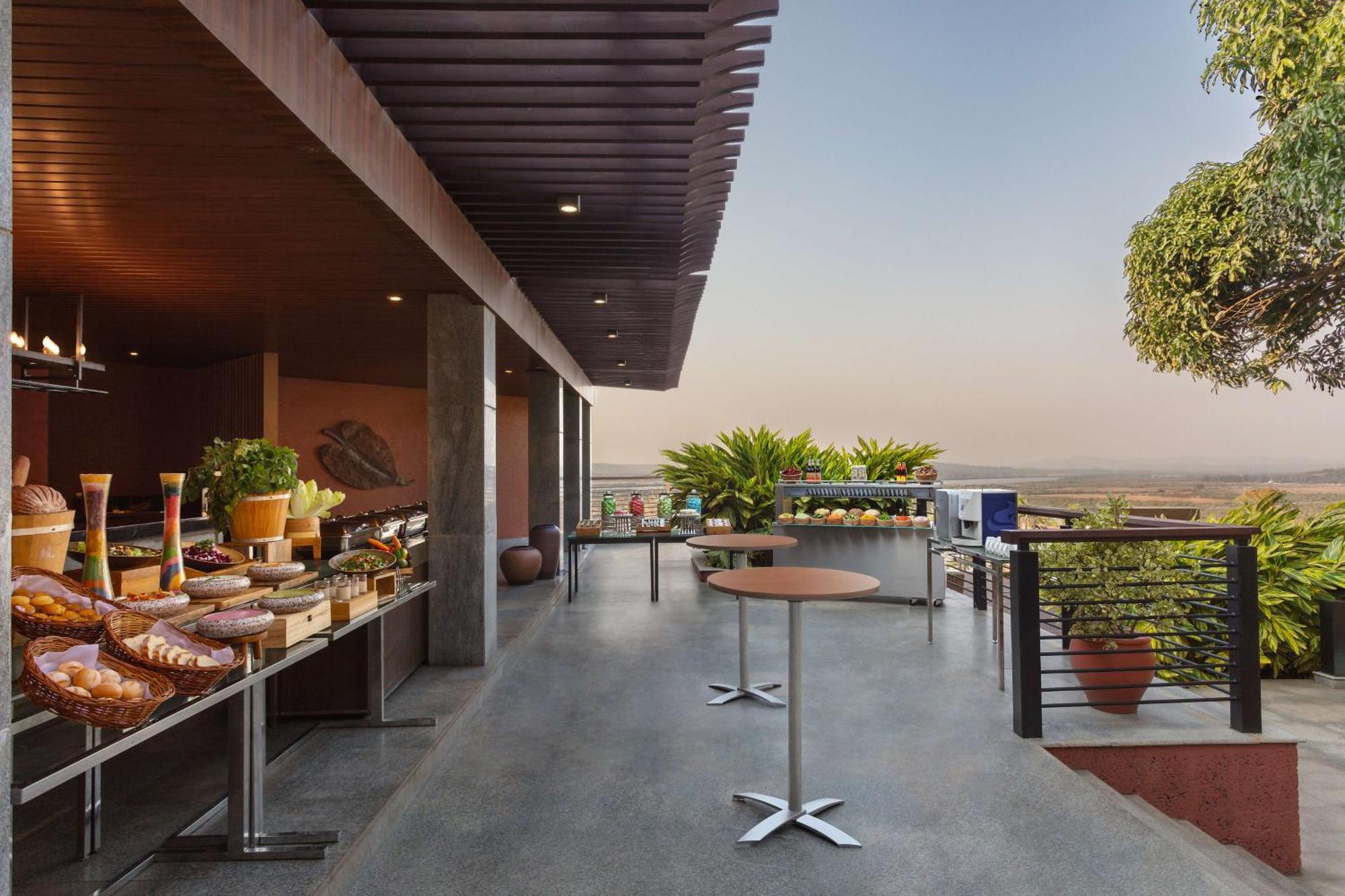 Hotel Doubletree By Hilton Goa - Panaji Exterior foto